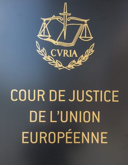 Fotograf&iacute;a de archivo del 25 de junio de 2014 que muestra el logotipo del Tribunal de Justicia de la Uni&oacute;n Europea (TJUE) en su sede en Luxemburgo. El TJUE emiti&oacute; hoy, martes 11 de noviembre de 2014, una sentencia que indica que los pa&iacute;ses de la UE pueden excluir de algunas de sus ayudas sociales a los ciudadanos comunitarios que se trasladen a uno de ellos sin ejercer una actividad econ&oacute;mica y solicitan ese tipo de prestaciones. EFE/Nicolas Bouvy