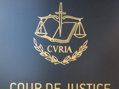 Fotograf&iacute;a de archivo del 25 de junio de 2014 que muestra el logotipo del Tribunal de Justicia de la Uni&oacute;n Europea (TJUE) en su sede en Luxemburgo. El TJUE emiti&oacute; hoy, martes 11 de noviembre de 2014, una sentencia que indica que los pa&iacute;ses de la UE pueden excluir de algunas de sus ayudas sociales a los ciudadanos comunitarios que se trasladen a uno de ellos sin ejercer una actividad econ&oacute;mica y solicitan ese tipo de prestaciones. EFE/Nicolas Bouvy