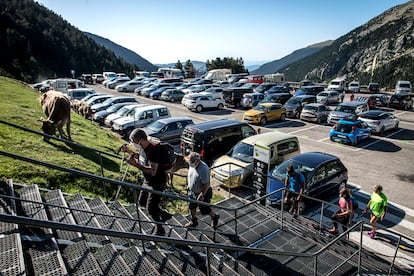 Excursionistas en el aparcamiento de la estación de esquí de Vallter, en agosto de 2020.