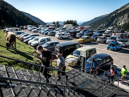 Excursionistas llegados de toda Cataluña en el aparcamiento de la estación de esquí de Vallter.