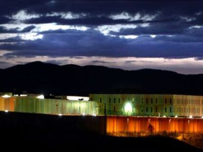 Vista nocturna de la cárcel de Figueres, Girona.
