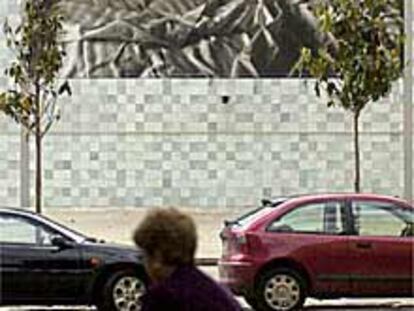 Valla con la obra de Félix González-Torres, en una calle de Castellón.