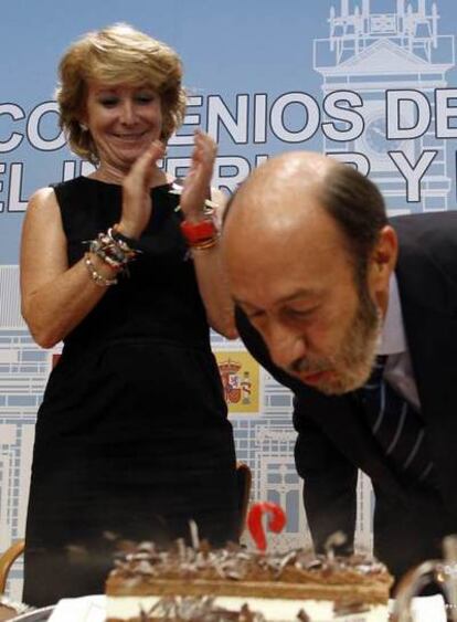Rubalcaba sopla las velas de una tarta para celebrar su cumpleaños ante la presencia de Aguirre, con quien ha firmado acuerdos en materia de Seguridad.