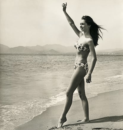 Brigitte Bardot en 1952. Fue una de las primeras actrices en lucir un dos piezas en la gran pantalla (en la película 'Manina', de Willy Rozier), lo que le valió el apodo de “la chica del bikini”.