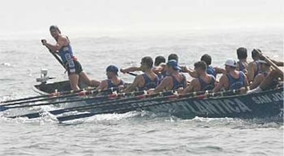 La trainera de Astillero en pleno esfuerzo durante la prueba, que dominó de principio a fin.