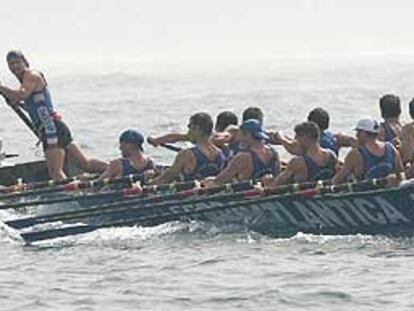 La trainera de Astillero en pleno esfuerzo durante la prueba, que dominó de principio a fin.