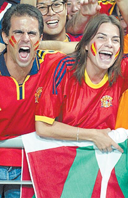 Hinchas españoles con la <i>ikurriña</i> durante un encuentro de fútbol de la selección.