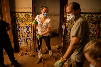 Nacho Talazona trabaja con la ayuda de amigos y voluntarios para limpiar su casa, en el centro de Paiporta, el sbado 2 de noviembre de 2024.