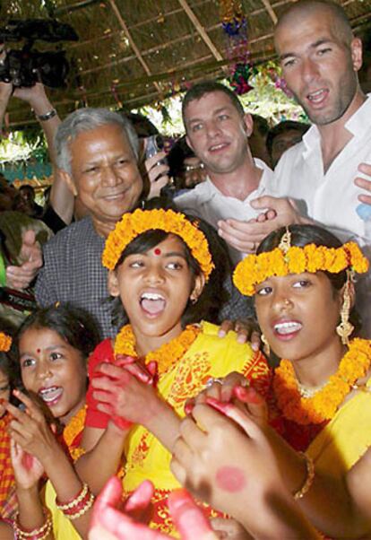 El fútbolista francés Zinedine Zidane  junto al el Nobel de la Paz 2006, el bengalí Muhammad Yunus.