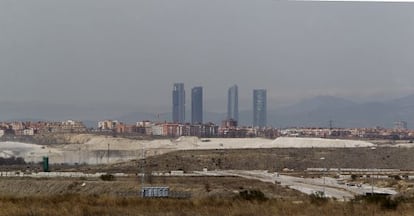 A cloud of polluted air hangs over the city of Madrid.