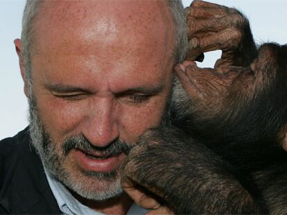 La chimpancé <i>Manuela</i> besa al diputado Francisco Garrido, conocedora de lo que él hace por los grandes simios.