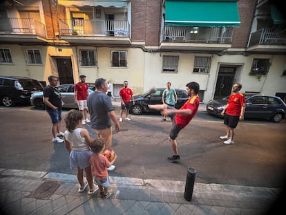 Varias personas juegan con una pelota de fútbol durante la final de la Eurocopa, el 9 de julio en Madrid.