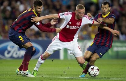 Piqué y Mascherano durante el partido contra el Ajax. 