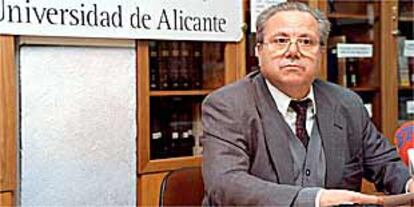 Francisco Ruiz Beviá, ayer, al anunciar su candidatura a rector de la Universidad de Alicante.