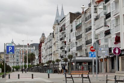 Varias terrazas de Castro Urdiales, con pocos consumidores antes de la reapertura de la movilidad.