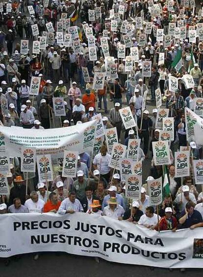 Los agricultores protestaron el martes por los bajos precios que se les paga por sus productos.