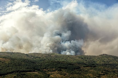 Vista del incendio de Jarilla en Cáceres desde el Valle del Jerte.