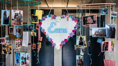 Fotografías y carteles en recuerdo de Emma, ​​la niña de 12 años, en el instituto de Viver y Jérica.