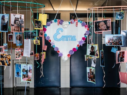 Fotografías y carteles en recuerdo de Emma, ​​la niña de 12 años que tuvieron el pasado lunes en el Hospital Clínico de Valencia de una peritonitis purulenta.