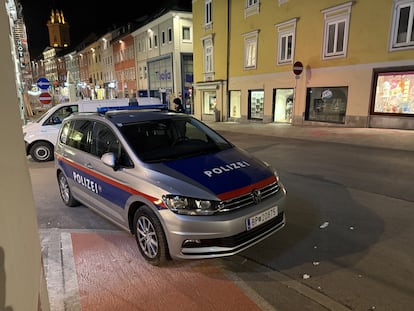 La policía vigila cerca de la plaza principal del centro de Villach (Austria) tras un ataque con cuchillo, este sábado.