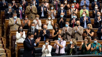 El presidente del Gobierno, Pedro Sánchez, es aplaudido por la bancada socialista a su llegada a una sesión plenaria en el Congreso.