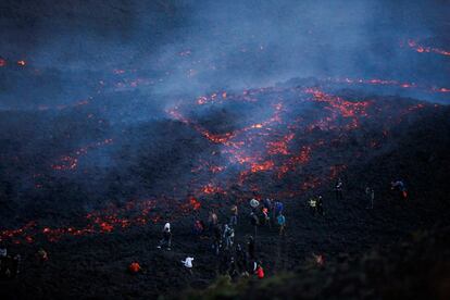 El río de lava oscila entre los 400 y los 800 grados Celsius, según la Conred.