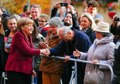 Angela Merkel saluda a unos ciudadanos a su llegada a un acto ayer en N&uacute;remberg. 