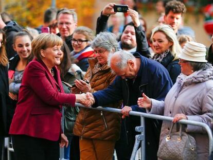 Angela Merkel saluda a unos ciudadanos a su llegada a un acto ayer en N&uacute;remberg. 