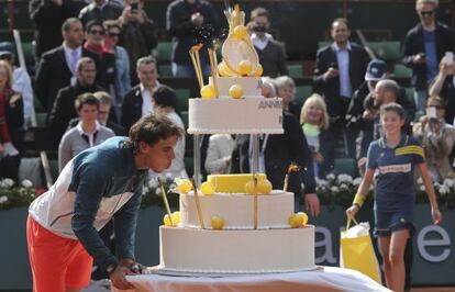 Nadal sopla una tarta por su 27º cumpleaños.