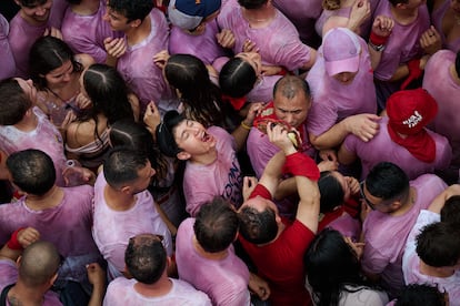 Una folla festeggia l'imminente inizio della festa di Sanfermines a Pamplona questa domenica.