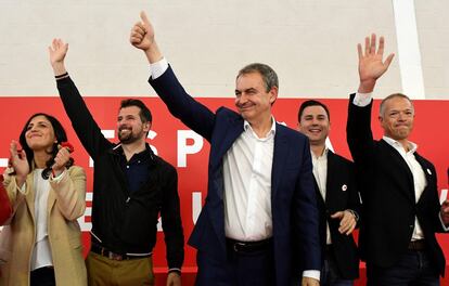 El expresidente del Gobierno José Luis Rodríguez Zapatero junto al candidato de los socialistas leoneses al Congreso, Javier Alfonso Cendón (segundo por la derecha), durante el acto de cierre de campaña del partido en León.