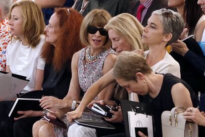 Como no podía ser de otra manera, Anna Wintour no se perdió un detalle de la propuesta de Karl Lagerfeld. Eso sí, la todopoderosa editora de 'Vogue' USA lo hizo desde la primera fila del público, nada de participar en el 'show' organizado por el alemán en París.