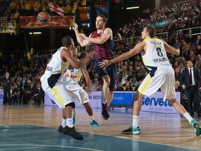 Marcelinho, entre Bjeli&ccedil;a y Goudelock.