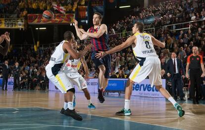 Marcelinho, entre Bjeliça y Goudelock.