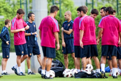 Luis Enrique dirige un entrenamiento del Barcelona junto con Pep Guardiola.
