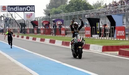 El italiano Marco Bezzecchi, del equipo Mooney VR46, celebra su triunfo en el Gran Premio de la India.