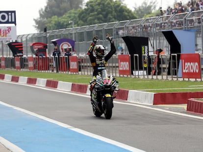 El italiano Marco Bezzecchi, del equipo Mooney VR46, celebra su triunfo en el Gran Premio de la India.
