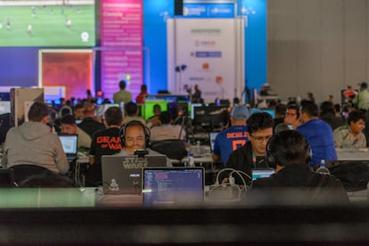Jóvenes universitarios durante un encuentro de tecnología en Bogotá, Colombia.