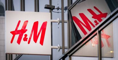 Logotipo de una tienda de la cadena de moda sueca Hennes and Mauritz (H&M) en Bremen, Alemania. EFE/Focke Strangmann/Archivo