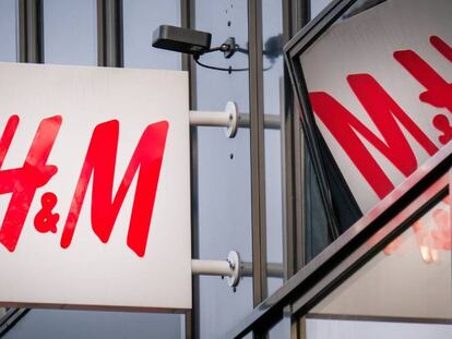 Logotipo de una tienda de la cadena de moda sueca Hennes and Mauritz (H&M) en Bremen, Alemania. EFE/Focke Strangmann/Archivo