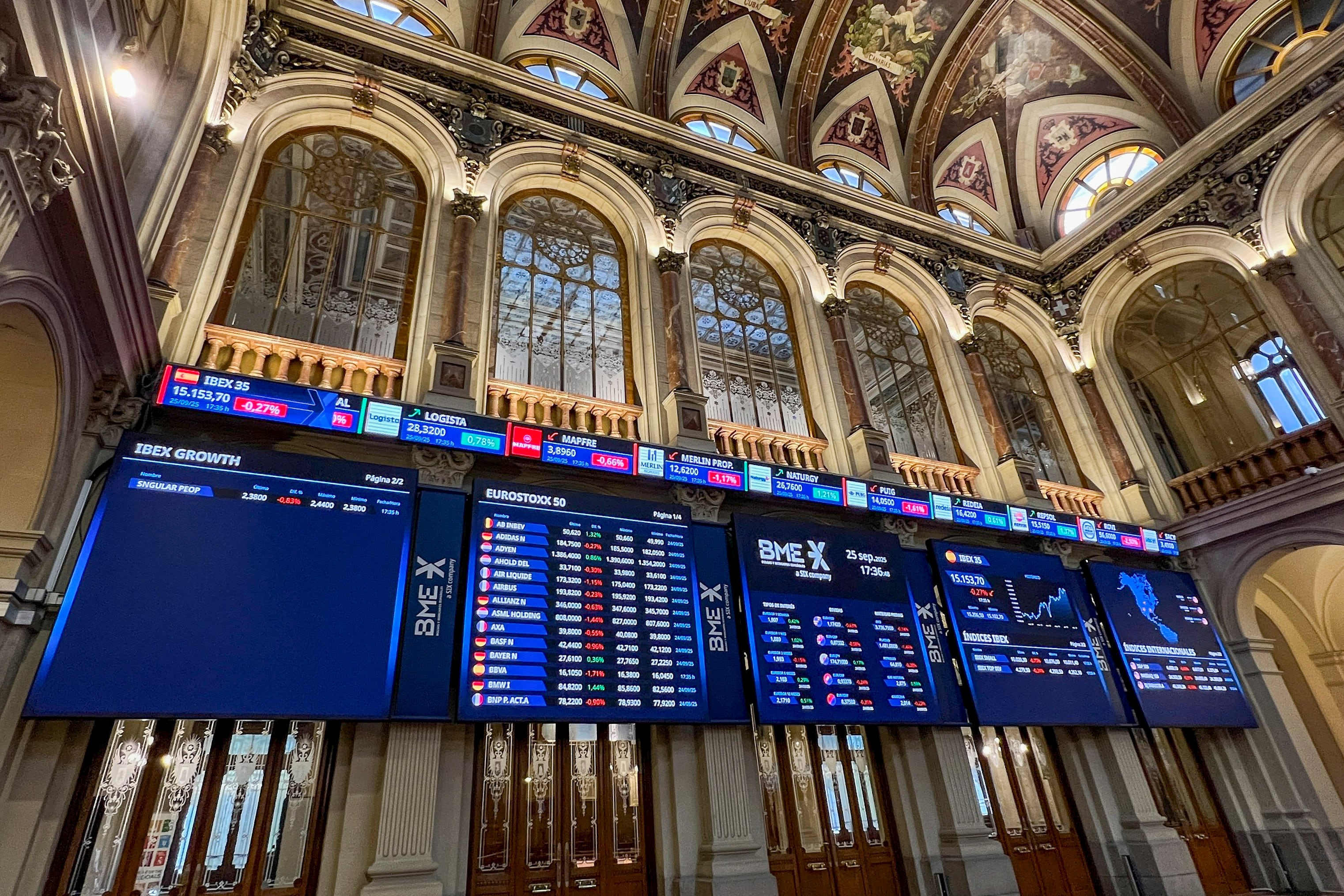 Panel con las cotizaciones del Ibex 35, el pasado viernes en la Bolsa de Madrid. 