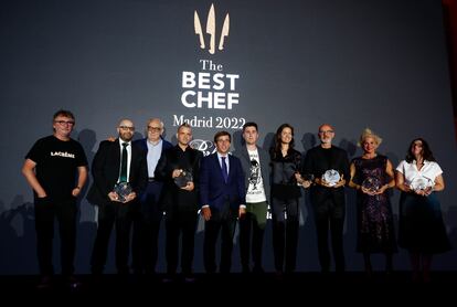 Dabiz Muñoz (cuarto por la izquierda), posa con el galardón como mejor cocinero del mundo 2022,junto al alcalde de Madrid y otros premiados en la gala The Best Chef.