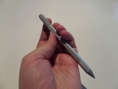 El nuevo smart Pen de la Surface Pro 4, aunque no cambia mucho su diseño, ha multiplicado su sensibilidad respecto del anterior, con 1024 niveles de presión frente a los 256 del de la Surface Pro 3.