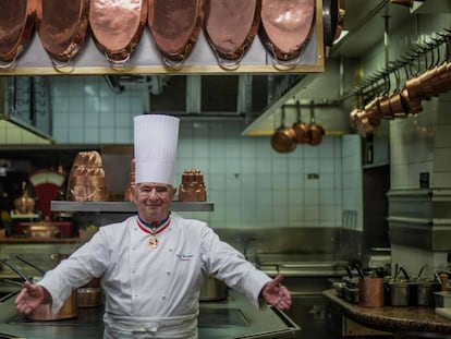 Paul Bocuse en la cocina de L'Auberge de Pont, de Collonges, en 2012.