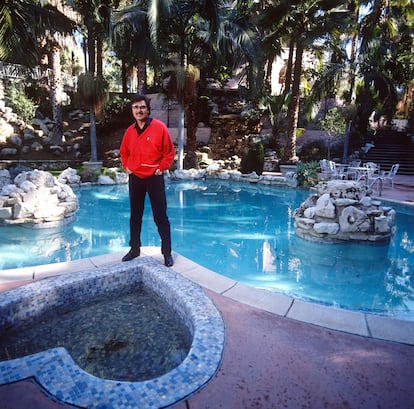 Engelbert Humperdinck  posa frente a la célebre piscina con forma de corazón de Jayne Mansfield.