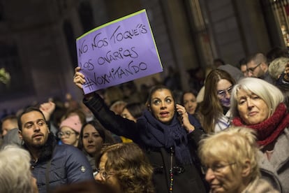 Manifestación feminista en apoyo a las mujeres de Andalucía y contra las propuestas de Vox en materia de género, en la Plaça de Sant Jaume de Barcelona.