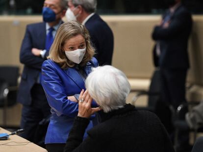 La vicepresidenta primera del Gobierno, Nadia Calviño, charlando con la presidenta del BCE, Christine Lagarde, en el Eurogrupo de este lunes, en Bruselas.