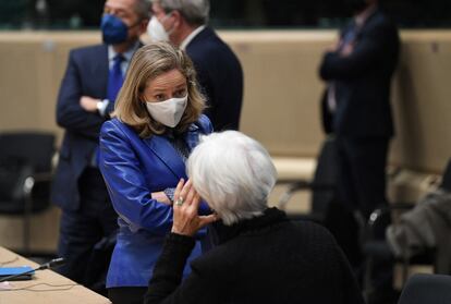 La vicepresidenta primera del Gobierno, Nadia Calviño, charlando con la presidenta del BCE, Christine Lagarde, en el Eurogrupo de este lunes, en Bruselas.