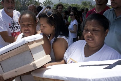 Mônica e Rosileia, mães de Cleiton e Wesley, seguram dois caixões durante a primeira passeata organizada pelas famílias em protesto pela chacina em Costa Barros. Mônica, que promete não se render até os quatro policiais envolvidos no crime serem declarados culpados, fez um apelo à todas as mães: “Não se arrependam como eu. Cuidem dos seus filhos todos os dias, o tempo todo. Deem carinho e abraços neles, façam de tudo para demonstrar que os amam. Porque na noite em que eu perdi meu filho, nem me despedi”. Mônica, dona de casa, tem mais seis filhos e mora em condições precárias.