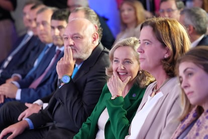 Desde la izquierda, José María Méndez, director general de CECA, la vicepresidenta primera del Gobierno, Nadia Calviño, Alejandra Kindelán, presidenta de la AEB, y Cristina Freijanes, secretaria general de UNACC, el 14 de septiembre en Santiago de Compostela.